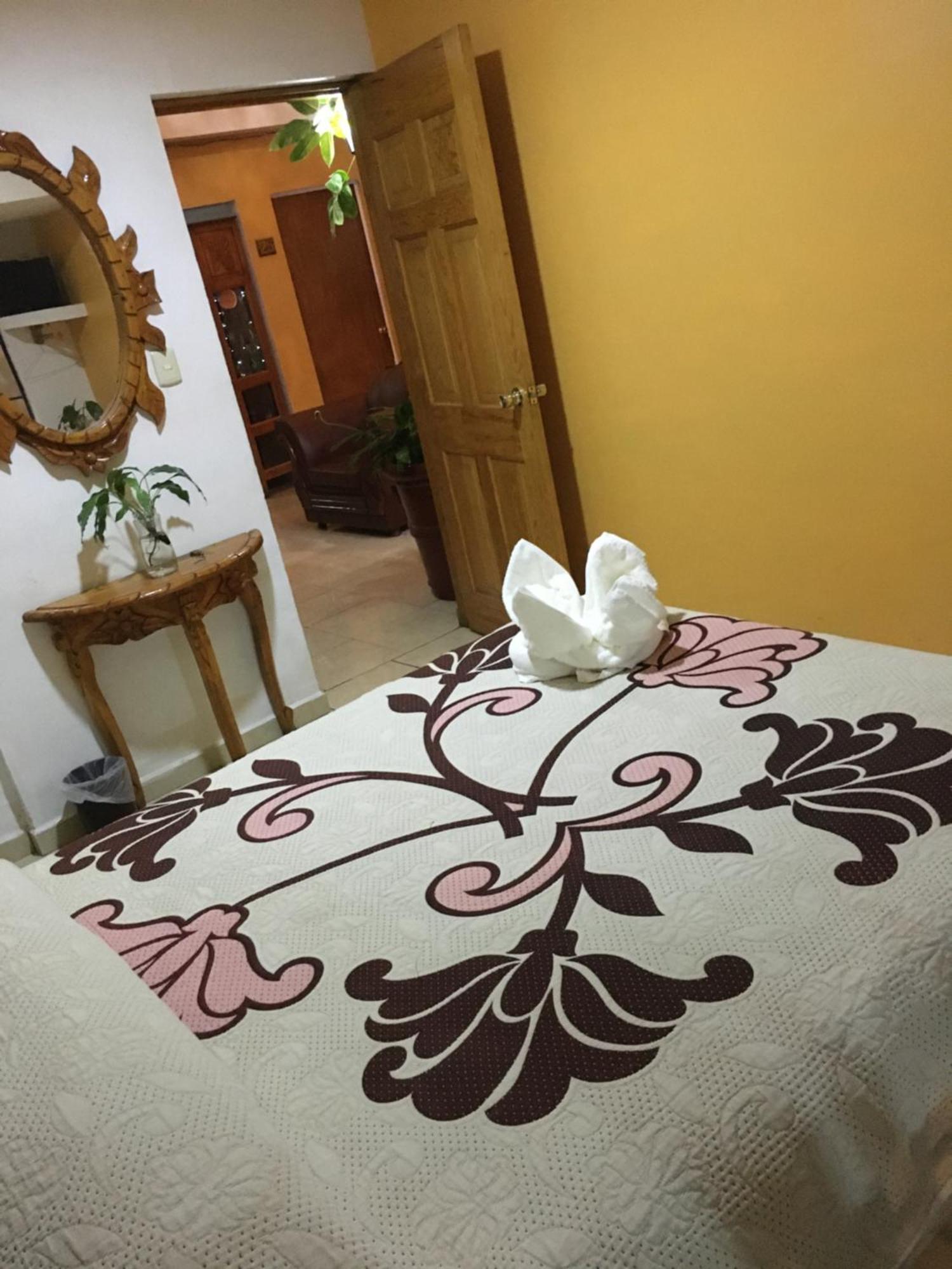 Hotel Posada Camelinas Pátzcuaro Екстериор снимка